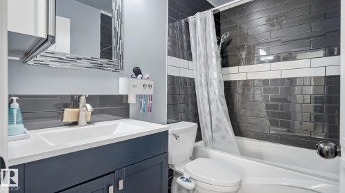493 Kirkness Road Nw, Edmonton, AB - Indoor Photo Showing Bathroom