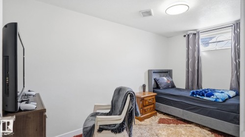 493 Kirkness Road Nw, Edmonton, AB - Indoor Photo Showing Bedroom