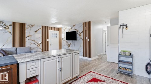 493 Kirkness Road Nw, Edmonton, AB - Indoor Photo Showing Kitchen