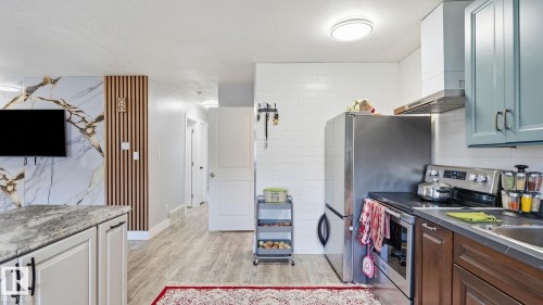 493 Kirkness Road Nw, Edmonton, AB - Indoor Photo Showing Kitchen