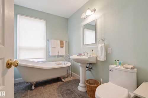 10308 134 Street Nw, Edmonton, AB - Indoor Photo Showing Bathroom