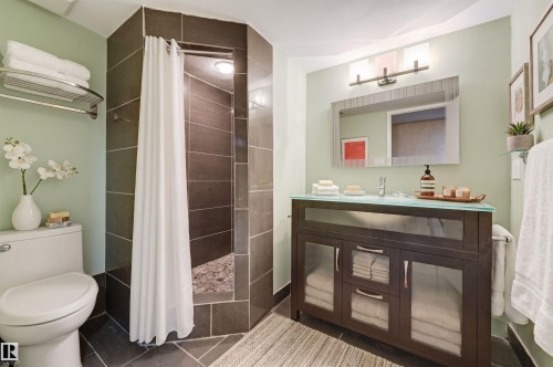 10308 134 Street Nw, Edmonton, AB - Indoor Photo Showing Bathroom