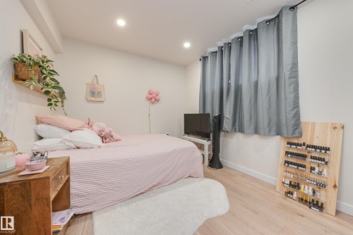 22123 88 Avenue Nw, Edmonton, AB - Indoor Photo Showing Bedroom