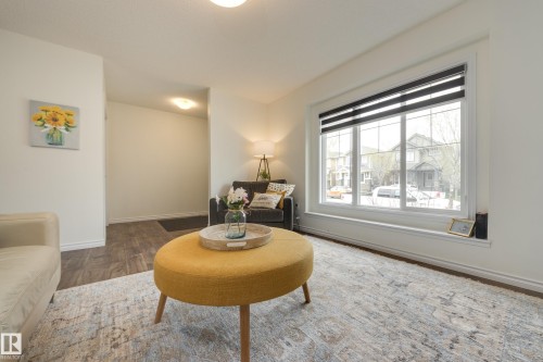 22123 88 Avenue Nw, Edmonton, AB - Indoor Photo Showing Living Room