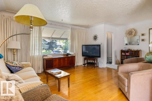 10731 148 Street Nw, Edmonton, AB - Indoor Photo Showing Living Room
