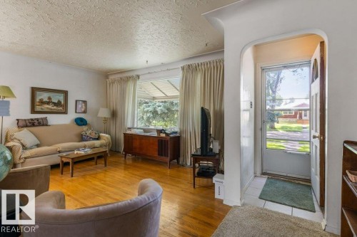 10731 148 Street Nw, Edmonton, AB - Indoor Photo Showing Living Room