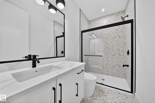 8512 Mayday Run Sw, Edmonton, AB - Indoor Photo Showing Bathroom