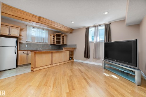 17807 111 Street Nw, Edmonton, AB - Indoor Photo Showing Kitchen