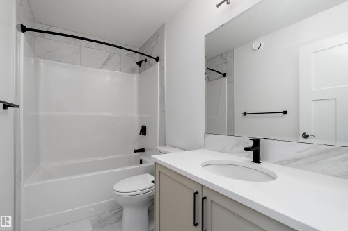 3249 Dixon Way Sw, Edmonton, AB - Indoor Photo Showing Bathroom