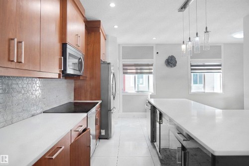 #46 2803 14 Av Nw, Edmonton, AB - Indoor Photo Showing Kitchen With Double Sink With Upgraded Kitchen