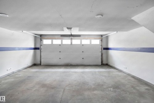 #46 2803 14 Av Nw, Edmonton, AB - Indoor Photo Showing Garage