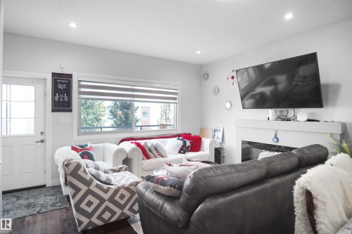 #46 2803 14 Av Nw, Edmonton, AB - Indoor Photo Showing Living Room