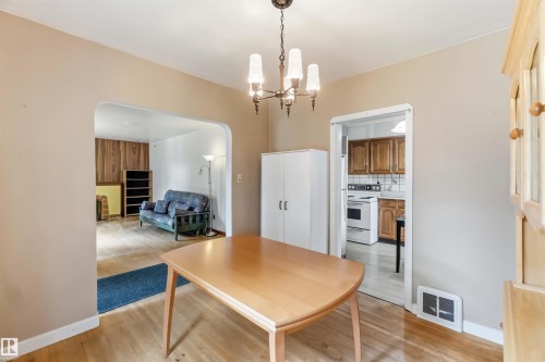 Open archway leading to additional living space - 11710 94 Street Nw, Edmonton, AB - Indoor