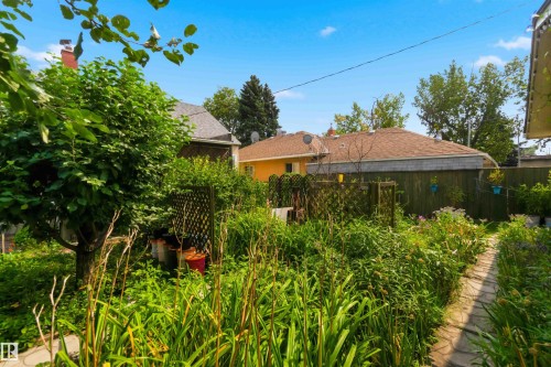 Manicured garden with a stone pathway and diverse plantings - 11710 94 Street Nw, Edmonton, AB - Outdoor