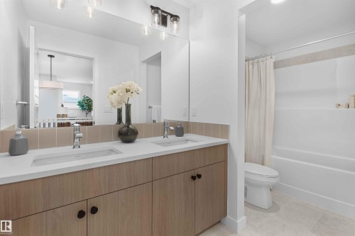 12532 34 Avenue Sw, Edmonton, AB - Indoor Photo Showing Bathroom