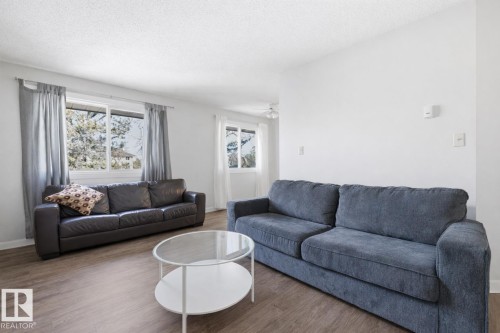 #302 6204 180 St Nw, Edmonton, AB - Indoor Photo Showing Living Room
