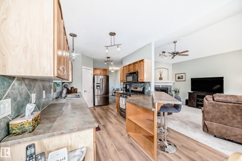 576 Glenwright Crescent Nw, Edmonton, AB - Indoor Photo Showing Kitchen