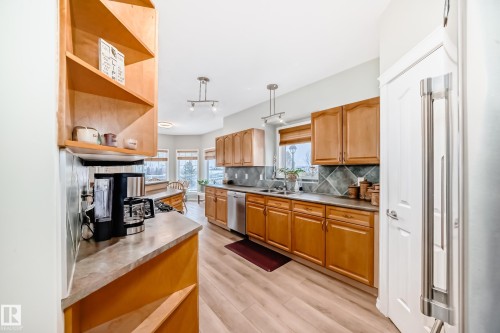 576 Glenwright Crescent Nw, Edmonton, AB - Indoor Photo Showing Kitchen