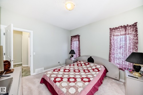 576 Glenwright Crescent Nw, Edmonton, AB - Indoor Photo Showing Bedroom