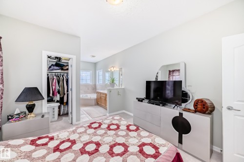 576 Glenwright Crescent Nw, Edmonton, AB - Indoor Photo Showing Bedroom