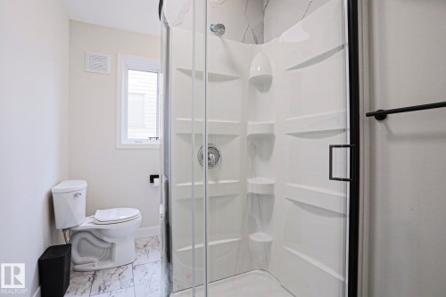 1028 James Crescent Nw, Edmonton, AB - Indoor Photo Showing Bathroom
