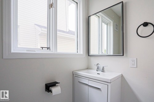 1028 James Crescent Nw, Edmonton, AB - Indoor Photo Showing Bathroom