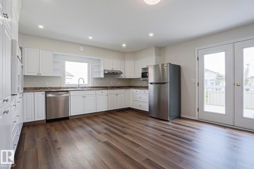 1028 James Crescent Nw, Edmonton, AB - Indoor Photo Showing Kitchen