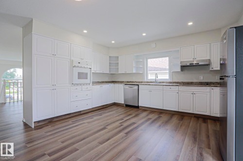 1028 James Crescent Nw, Edmonton, AB - Indoor Photo Showing Kitchen