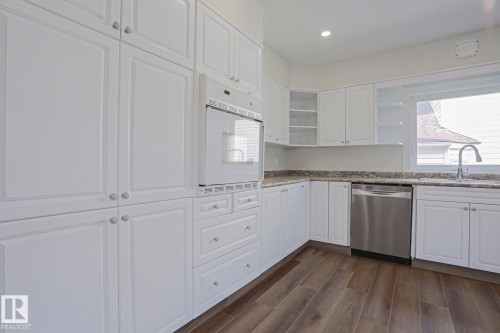 1028 James Crescent Nw, Edmonton, AB - Indoor Photo Showing Kitchen