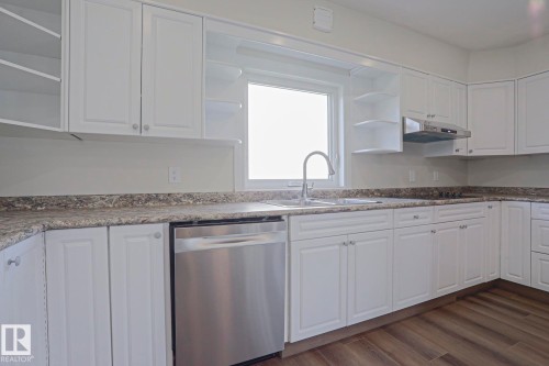1028 James Crescent Nw, Edmonton, AB - Indoor Photo Showing Kitchen