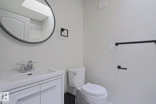 1028 James Crescent Nw, Edmonton, AB - Indoor Photo Showing Bathroom