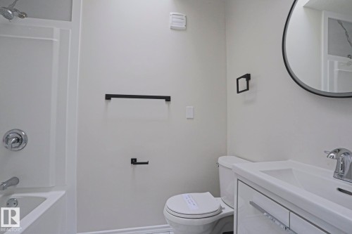 1028 James Crescent Nw, Edmonton, AB - Indoor Photo Showing Bathroom