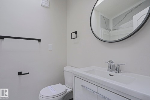 1028 James Crescent Nw, Edmonton, AB - Indoor Photo Showing Bathroom