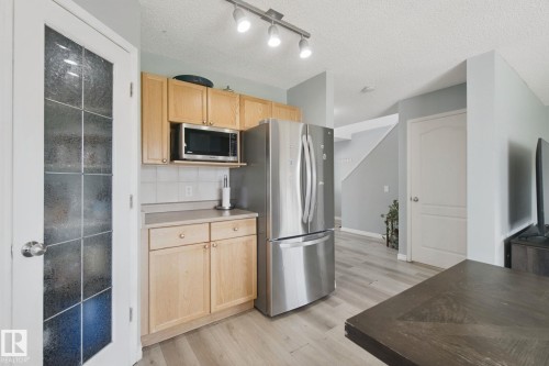 15730 141 Street Nw, Edmonton, AB - Indoor Photo Showing Kitchen