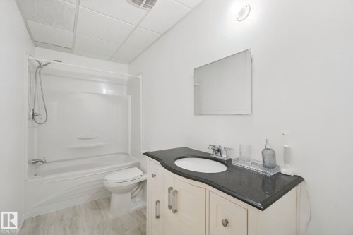 15730 141 Street Nw, Edmonton, AB - Indoor Photo Showing Bathroom