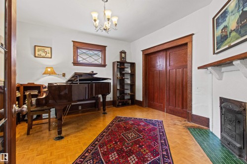 10714 75 Avenue Nw, Edmonton, AB - Indoor