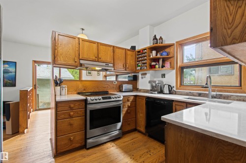 10714 75 Avenue Nw, Edmonton, AB - Indoor Photo Showing Kitchen