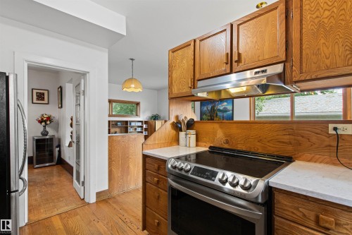 10714 75 Avenue Nw, Edmonton, AB - Indoor Photo Showing Kitchen