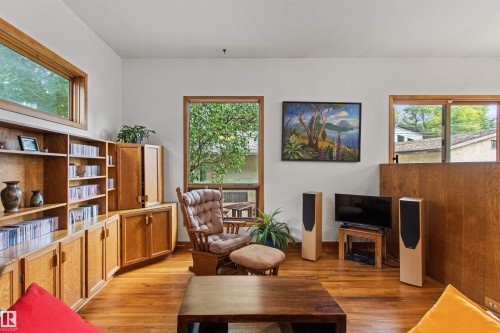 10714 75 Avenue Nw, Edmonton, AB - Indoor