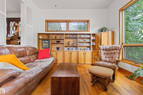 10714 75 Avenue Nw, Edmonton, AB - Indoor Photo Showing Living Room