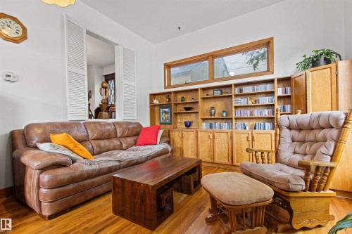 10714 75 Avenue Nw, Edmonton, AB - Indoor Photo Showing Living Room