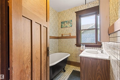 10714 75 Avenue Nw, Edmonton, AB - Indoor Photo Showing Bathroom