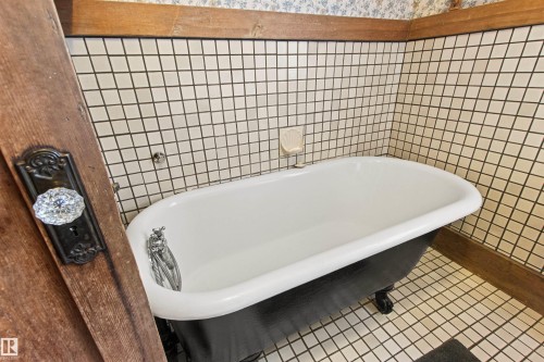 10714 75 Avenue Nw, Edmonton, AB - Indoor Photo Showing Bathroom