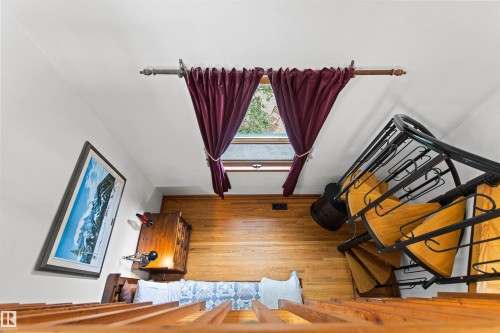 10714 75 Avenue Nw, Edmonton, AB - Indoor