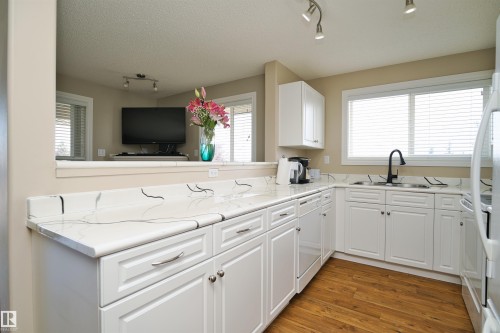 #311B 6 Spruce Ridge Dr, Spruce Grove, AB - Indoor Photo Showing Kitchen