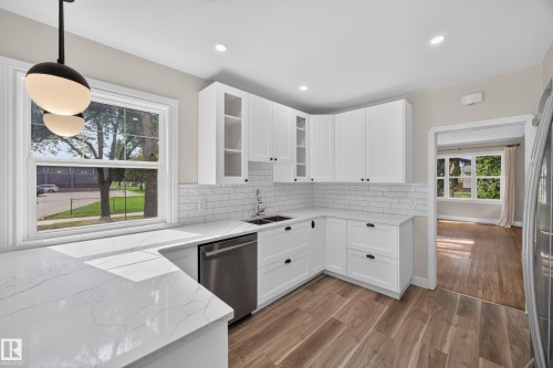 11603 71 Street Nw, Edmonton, AB - Indoor Photo Showing Kitchen With Double Sink With Upgraded Kitchen