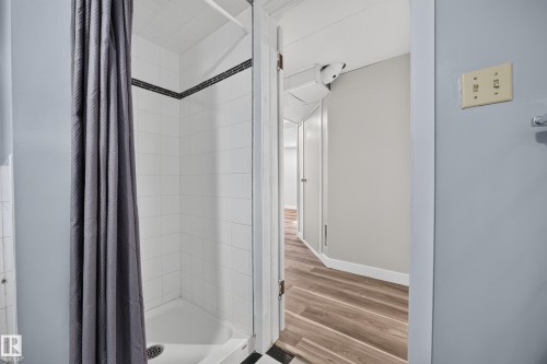 11603 71 Street Nw, Edmonton, AB - Indoor Photo Showing Bathroom