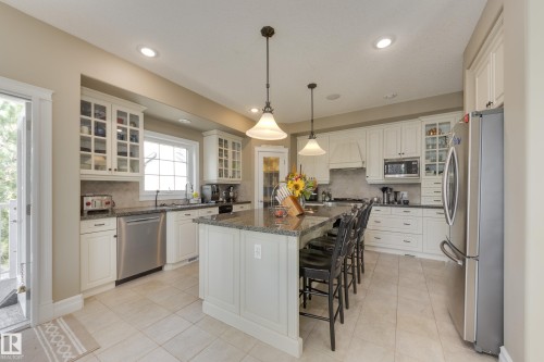 8 Lauralcrest Place, St. Albert, AB - Indoor Photo Showing Kitchen With Upgraded Kitchen