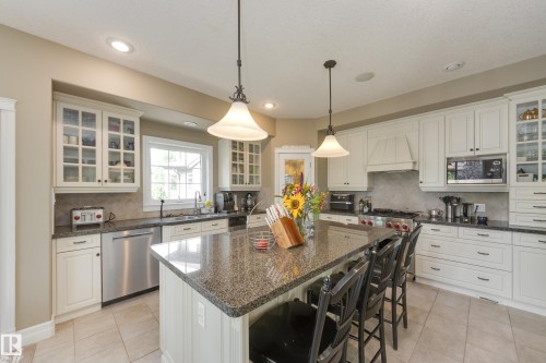 8 Lauralcrest Place, St. Albert, AB - Indoor Photo Showing Kitchen With Upgraded Kitchen