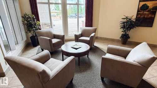 #313 511 Queen St, Spruce Grove, AB - Indoor Photo Showing Living Room